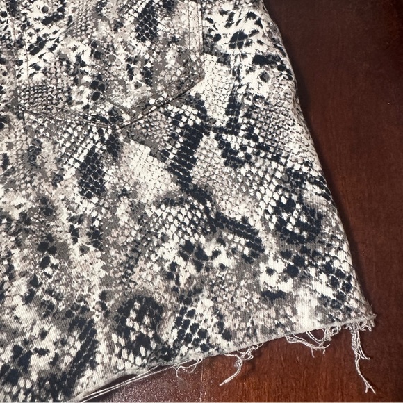 Kut from the Kloth Gidget High Rise Snake Print Cut Off Shorts Women’s Size 0 - Picture 16 of 16